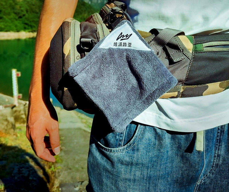 Microfiber Fishing Hand Towel with Clip, 14x14 cm (5.5 in) – product photo