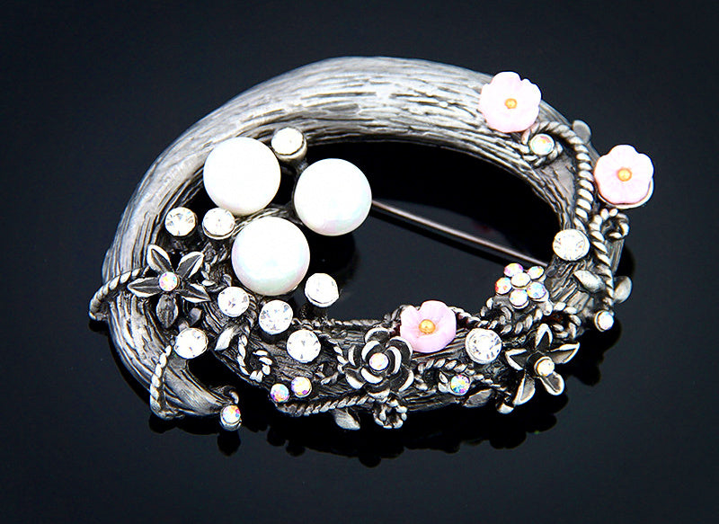 Camellia Flower Pearl Brooch, Vintage Alloy Lapel Pin – product photo