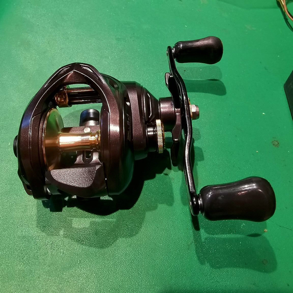 Round Baitcasting Reel, Left or Right Hand Retrieve – product photo