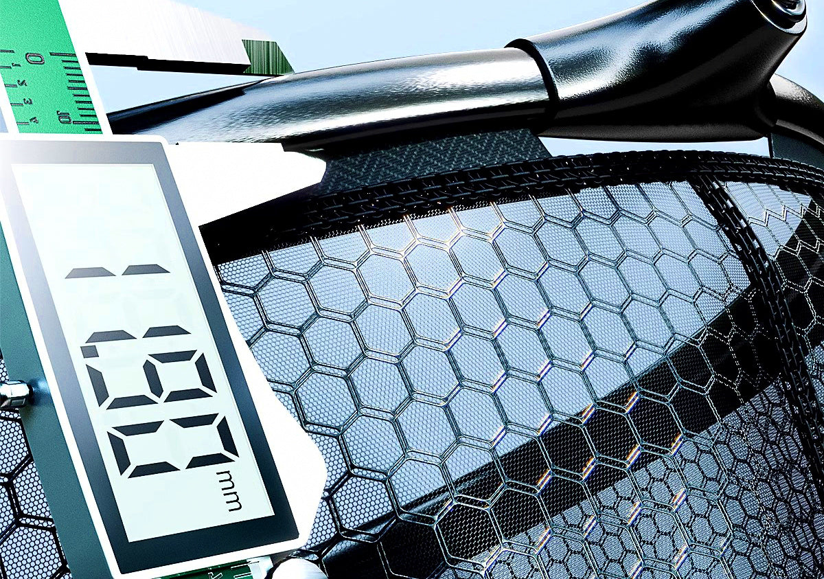 Telescoping Carbon Landing Net with Pole, 1.7–3.0 m (5.6–9.8 ft) – product photo