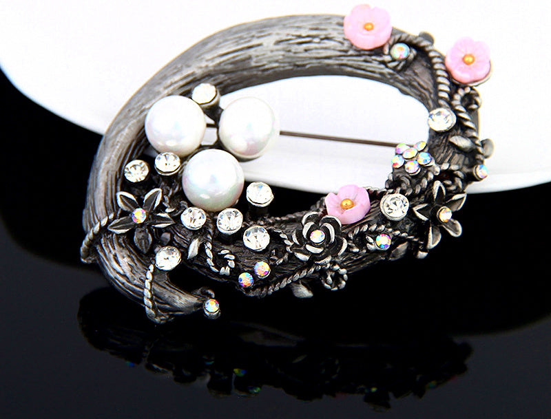 Camellia Flower Pearl Brooch, Vintage Alloy Lapel Pin – product photo