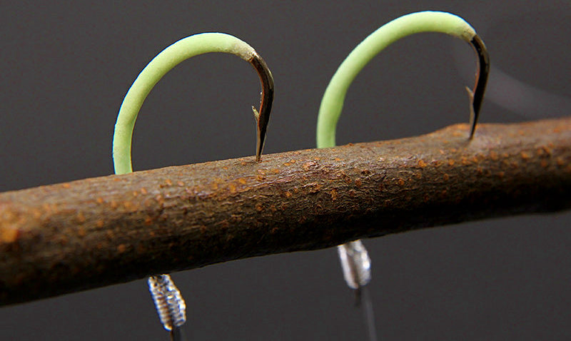 Pre-Tied Glow Offset Hooks with Barb, No. 12–28 (Saltwater) – product photo