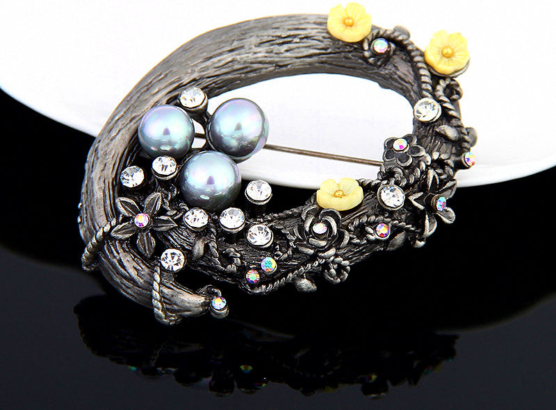 Camellia Flower Pearl Brooch, Vintage Alloy Lapel Pin – product photo