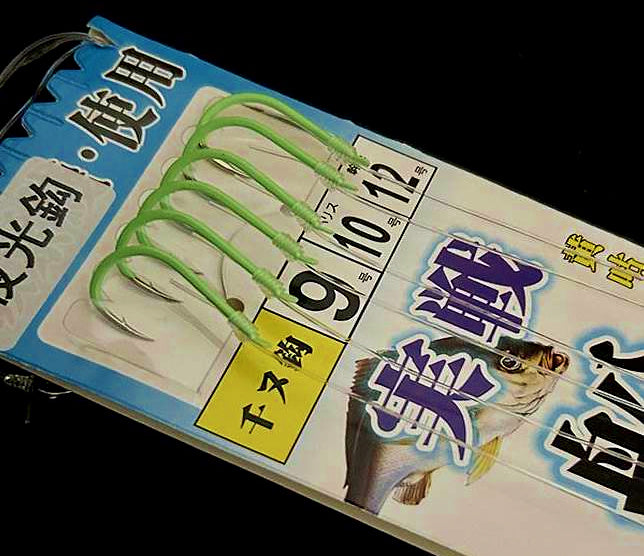 Luminous 3-Hook Bottom Fishing Rig, Scattered Tail – product photo