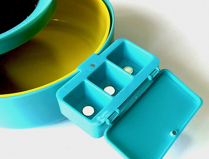 Bait Powder Dipping Box, Plastic, Red or Blue – product photo