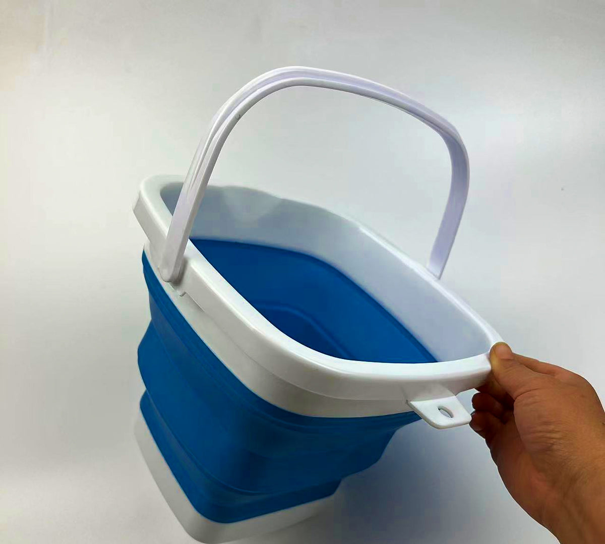 Collapsible Deck Water Bucket, 1.5-10 L (0.4-2.6 gal) – product photo