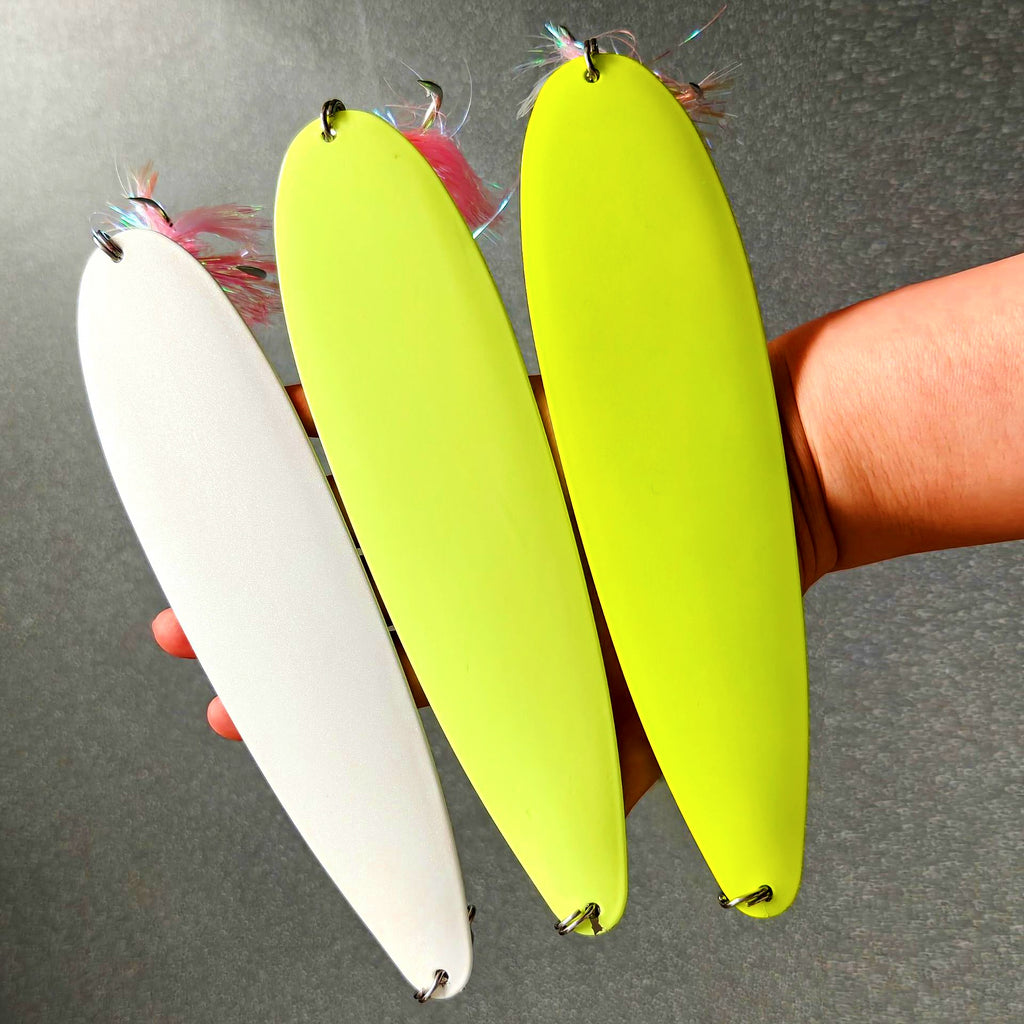 9 in Metal Jig with Feather Treble Hook, 145 g (5.1 oz) – product photo